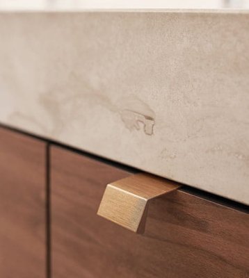 Poignée de meuble Bench 20 en aluminium doré avec bord brossé
