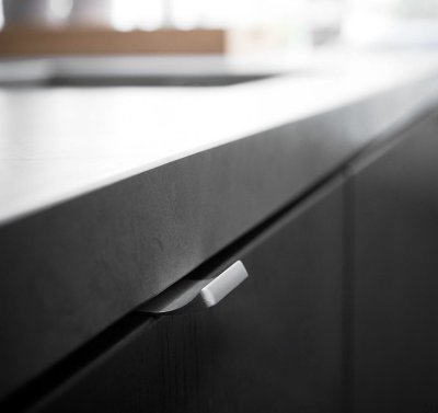 Poignée de meuble en aluminium argenté Edge Straight Upwards 40