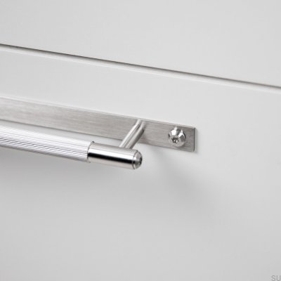 Poignée de meuble allongée Linear Plate 125 en acier argenté avec coussinet