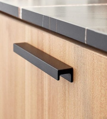 Poignée de meuble allongée Station 160 en aluminium noir mat brossé