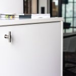 Zdjecie produktu T-Type srebrnego na meblu