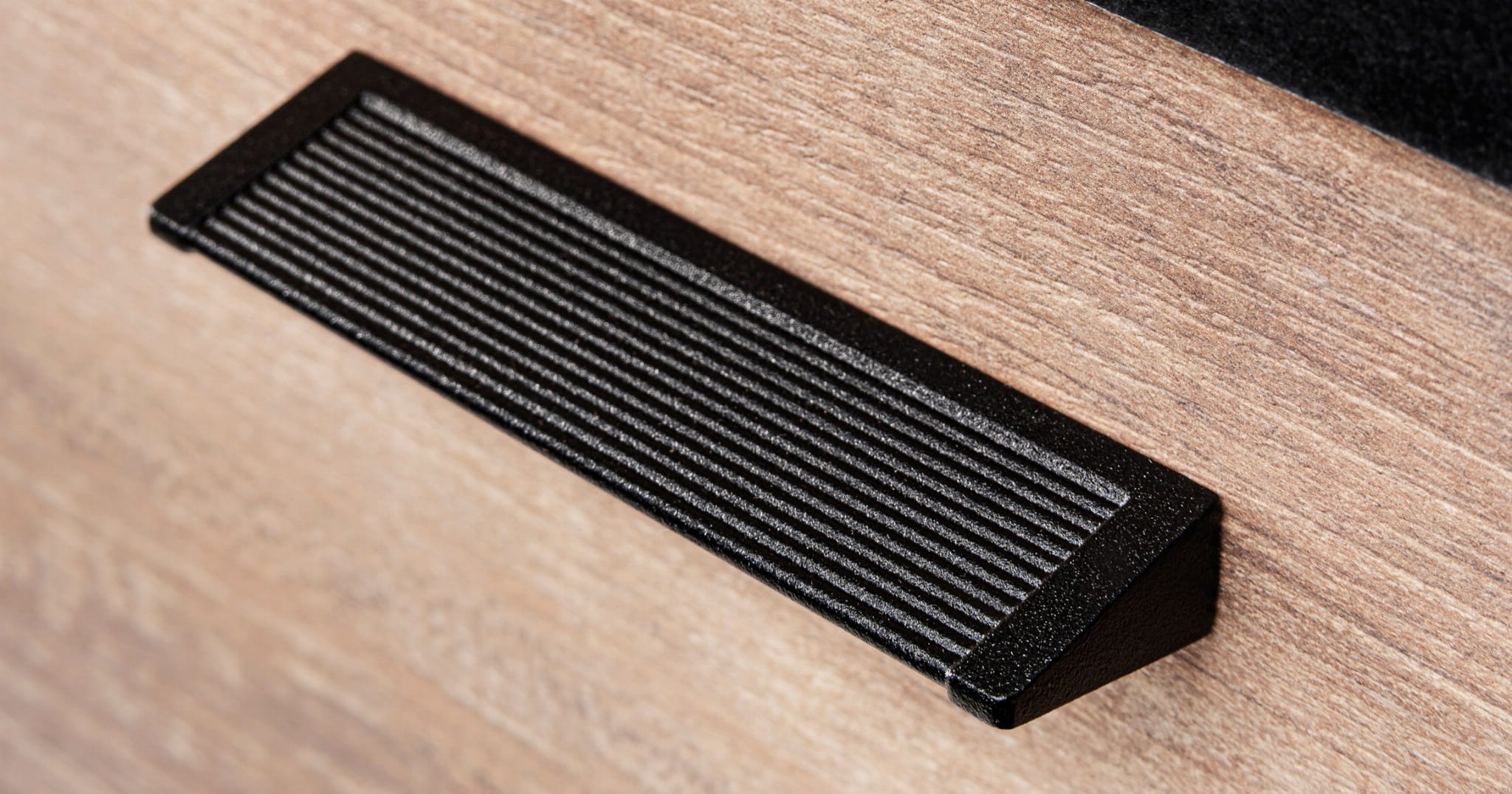 0457096ZM22--Uchwyt-meblowy-podłużny-Backk-96-Metalowy-Czarny-Viefe-Skandynawskie-Uchwyty_2