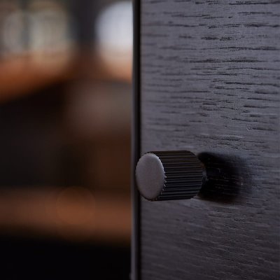 Bouton de meuble Helix Stripe en métal noir