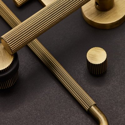 Poignée de meuble allongée Helix Stripe 128 Bronze antique