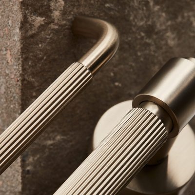 Poignée de meuble allongée Helix Stripe 128 Silver Brushed