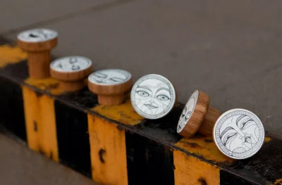 Bouton de meuble Faces, Chêne, Émaillé - Huile incolore semi-mat