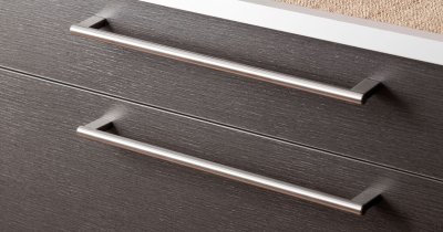 Poignée de meuble allongée en acier argenté Combi 160