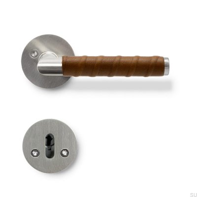 Poignée de porte Kastrup 04 argentée avec revêtement en cuir marron, style scandinave standard