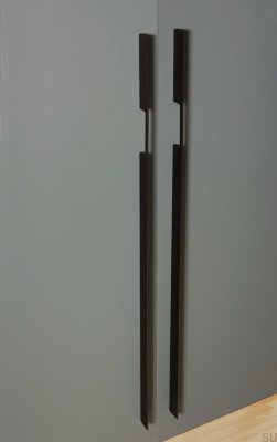 Poignée de meuble allongée Peak 1120, aluminium noir brossé (asymétrique)