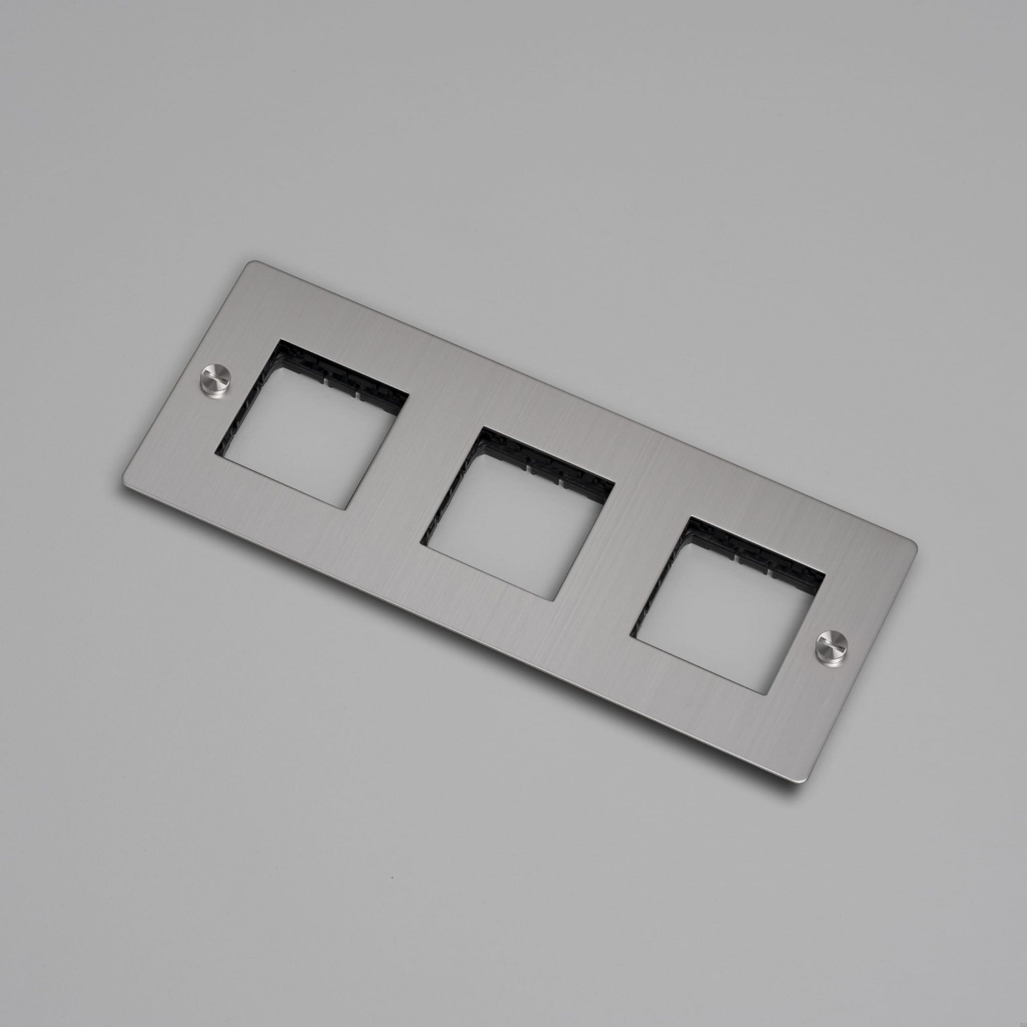 EU_ELECTRICITY_3G_Wall_Plate_No_Infill_Steel_Web-scaled.jpg