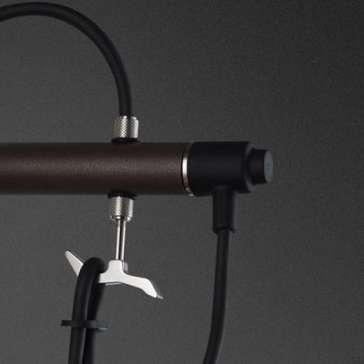 Applique murale Hooked Cross S en acier graphite avec détails argentés