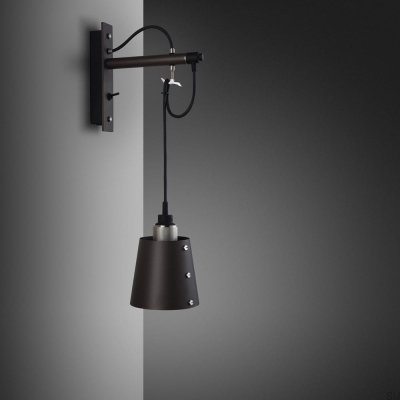 Applique murale Hooked Cross S en acier graphite avec détails argentés