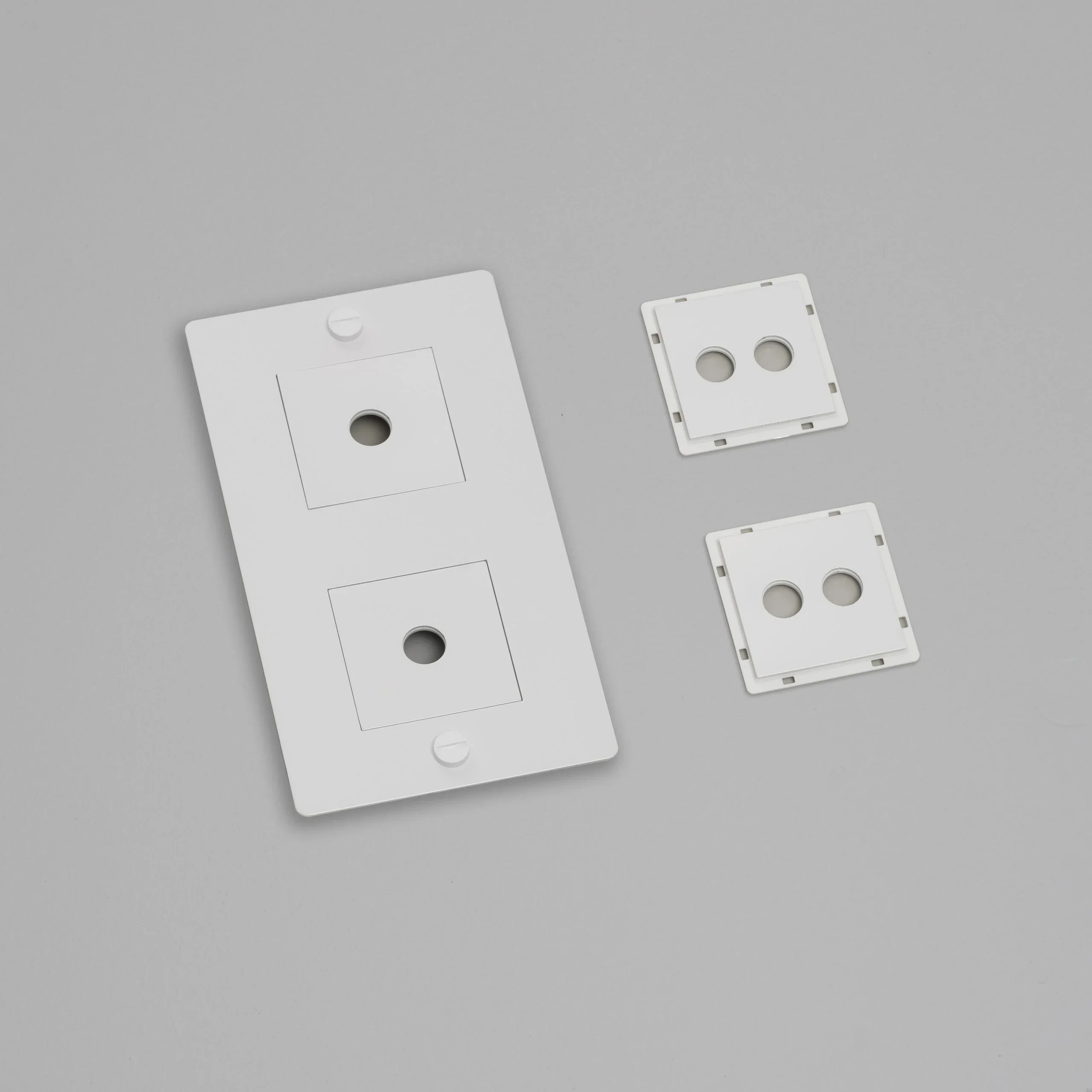 EU_ELECTRICITY_2G_Vertical_Wall_Plate_Infill_White_Web-scaled.webp
