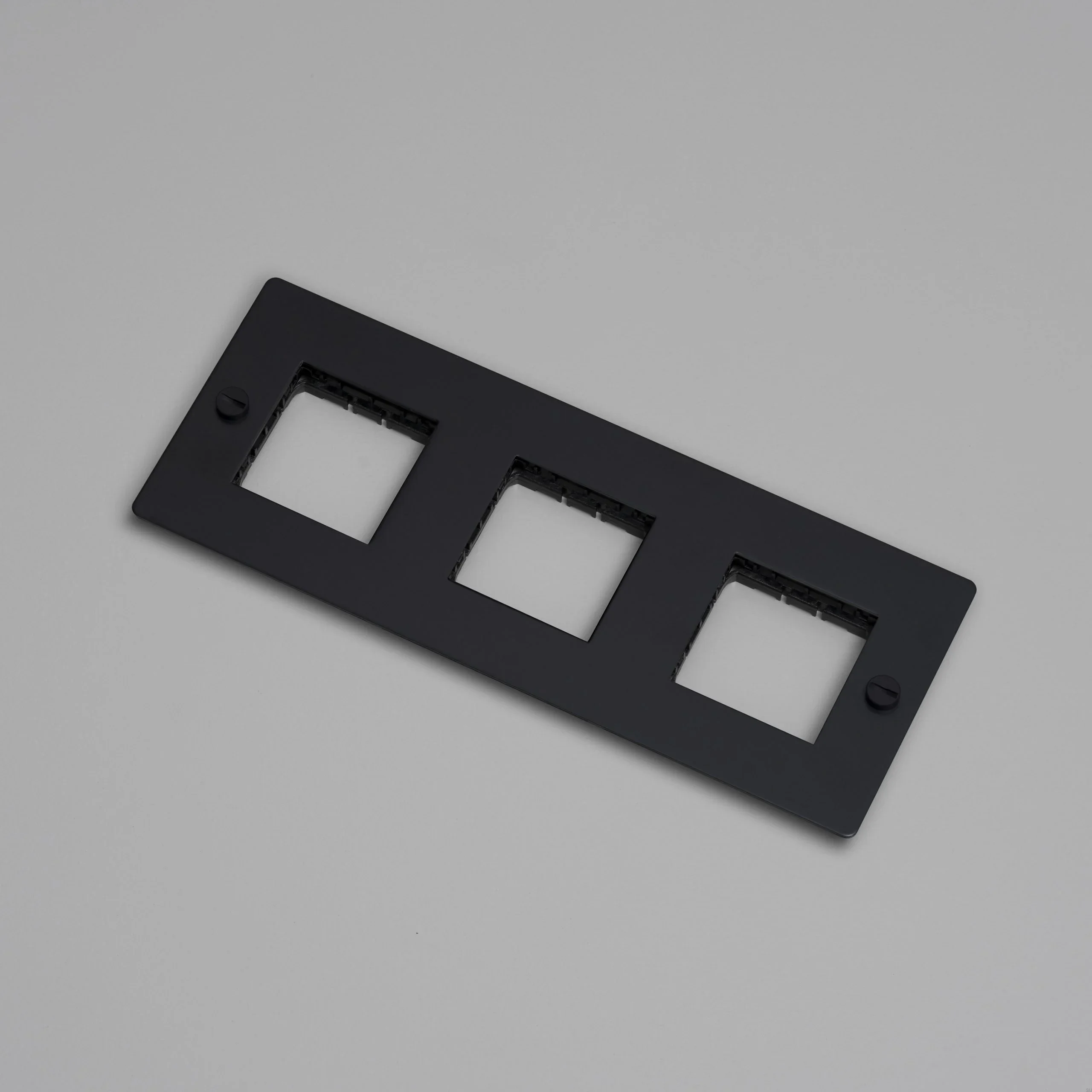EU_ELECTRICITY_3G_Wall_Plate_No_Infill_Black_Web-scaled.webp