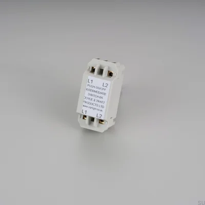 Un module de commutation en croix ayant l'apparence d'un variateur factice conforme à la norme européenne.