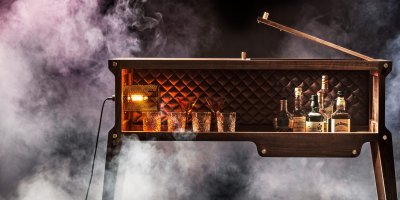 Bar à whisky artisanal en noyer américain avec prise standard européenne