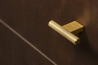 Bouton de meuble T-Bar Graf Mini, or foncé
