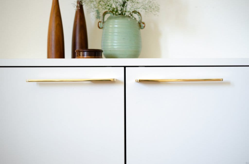 Ukazanie uchwytu na meblu