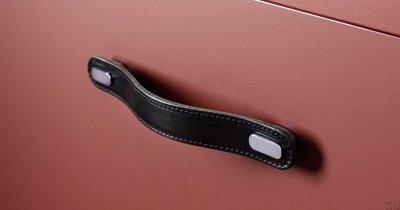 Poignée de meuble allongée Oblong 160 Cuir Noir avec Chrome poli