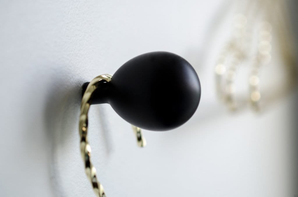 Czarny wieszak Drop