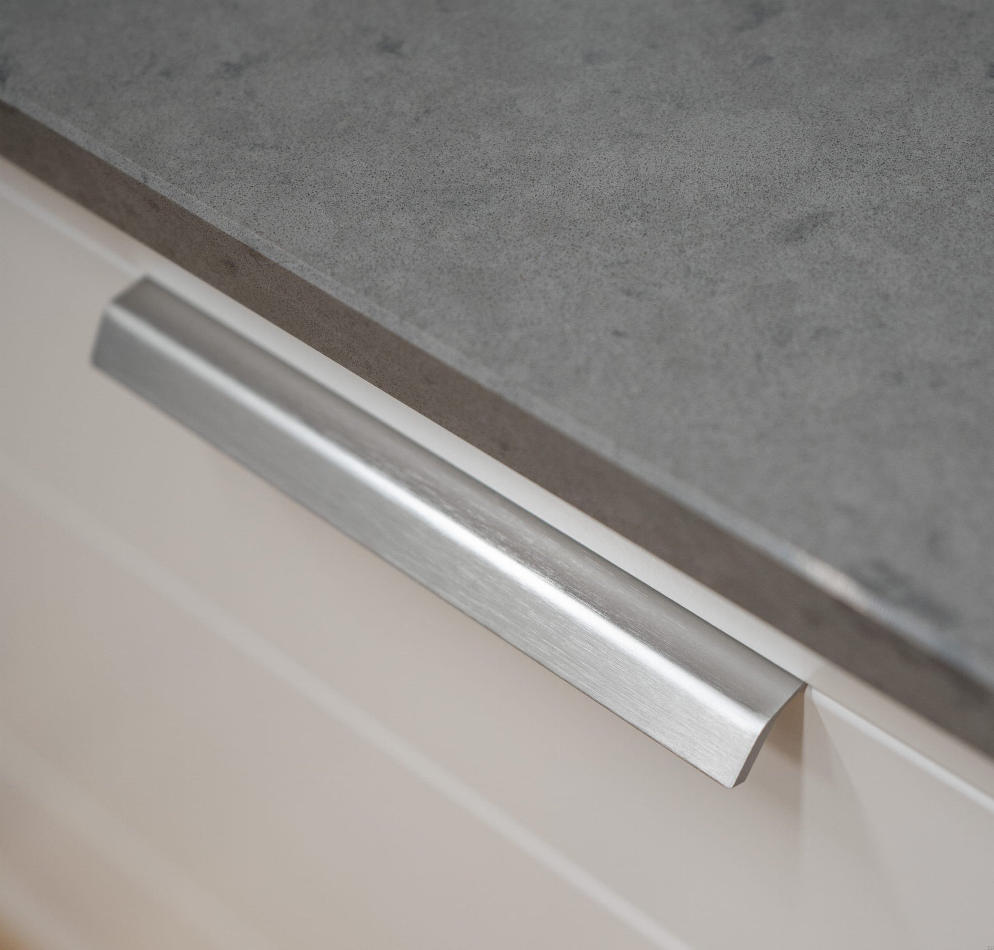 304215--Uchwyt-meblowy-krawędziowy-Side-160-Aluminiowy-Srebrny-Szczotkowany-Beslag-Design-Skandynawskie-Uchwyty_2