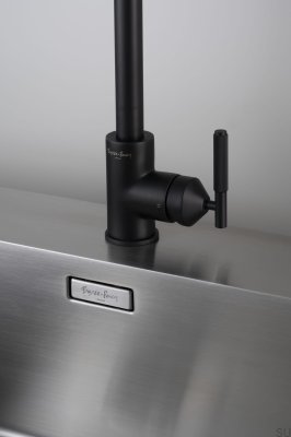 Robinet de cuisine extractible en laiton noir linéaire Welder avec raccord européen