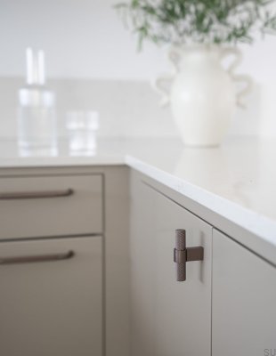 Bouton de meuble T-Bar Helix en aluminium brun foncé