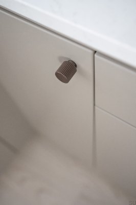 Bouton de meuble Helix Stripe en aluminium brun foncé