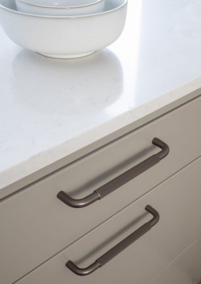 Poignée de meuble oblongue Helix Stripe 128, aluminium marron foncé