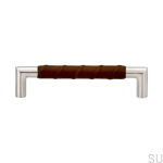 Zdjęcie przedstawia uchwyt meblowy podłużny z serii Norma 12 z brązową skórą od Beslag Design