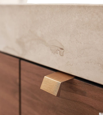 Poignée de meuble Bench 20 en aluminium doré avec bord brossé