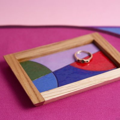Scène abstraite avec plateau à bijoux rouge, en bois, émaillé 