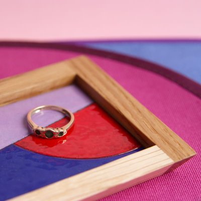 Scène abstraite avec plateau à bijoux rouge, en bois, émaillé 