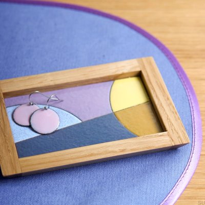 Scène abstraite avec plateau à bijoux en bois jaune, émaillé 