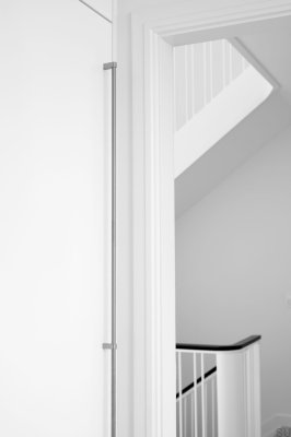 Poignée de meuble standard 2 L 640 en acier argenté satiné