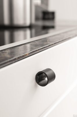 Bouton de meuble Drum 32 en métal noir avec cuir noir