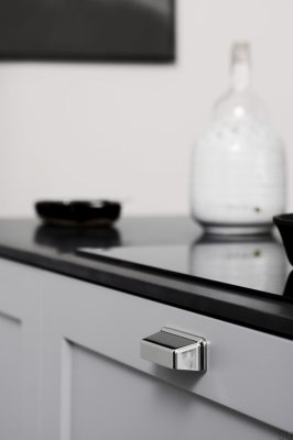 Poignée de meuble en métal Equester Cup 64 plaquée argent nickelé