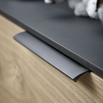 Poignée de meuble Edge Straight 40 en aluminium noir mat brossé