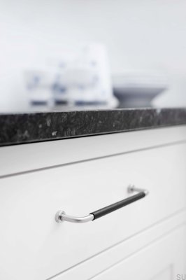 Poignée de meuble Lounge 160 en acier argent satiné avec cuir noir