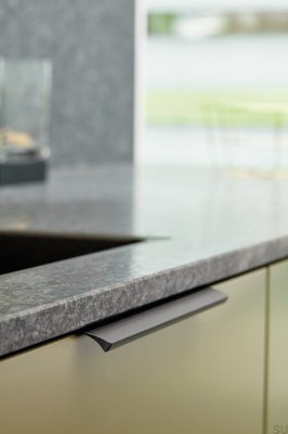 Poignée de meuble Edge Straight 600 en aluminium noir mat brossé