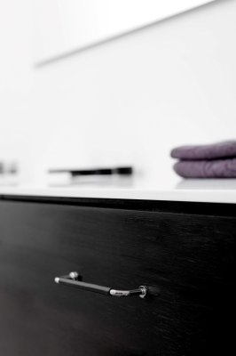 Poignée de meuble Lounge 160 en acier poli argenté avec cuir noir