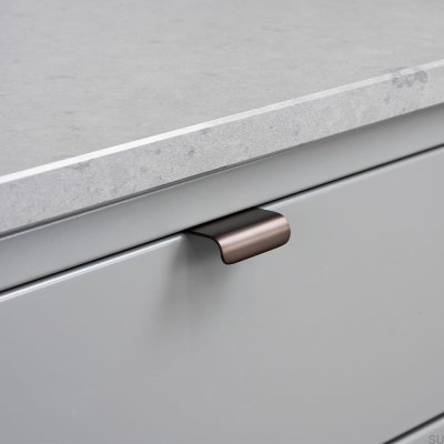 Poignée de meuble Lip 40 en laiton marron avec bord brossé