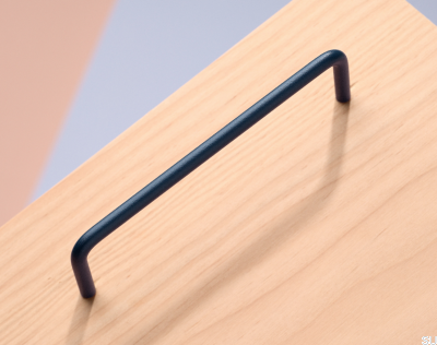 Poignée de meuble oblongue Thread 128, métal Bleu Profond