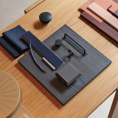 Hide 120 poignée de meuble à bord métallique Deep Blue