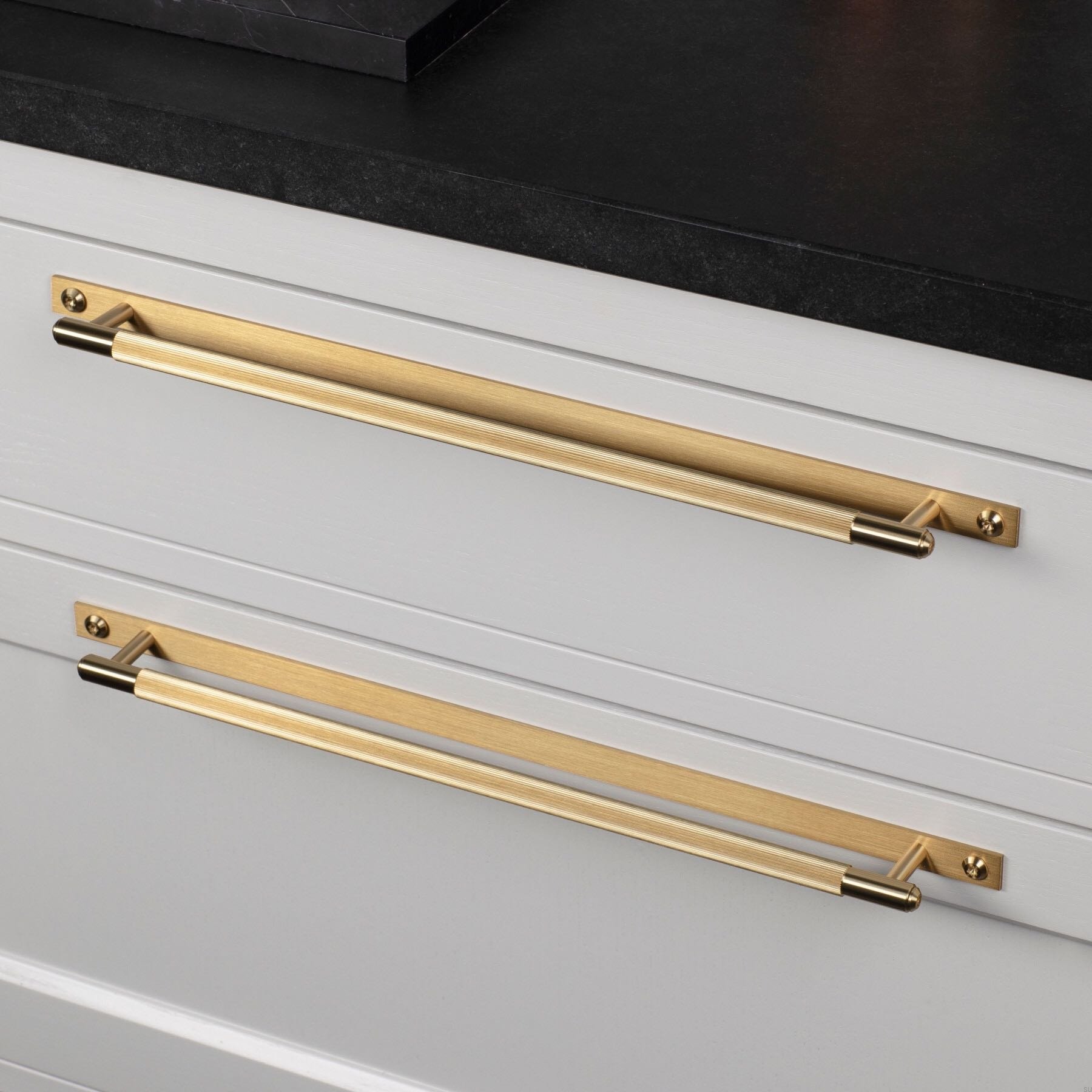 Zdjecie uchwytu Pull bar Linear Medium mosieznego na meblu