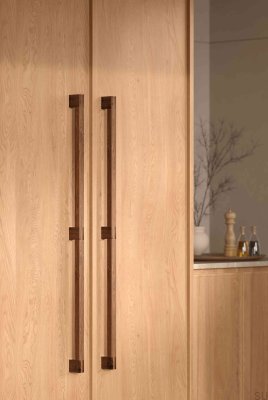 Poignée de meuble allongée simple face en bois de noyer Hako Big 480