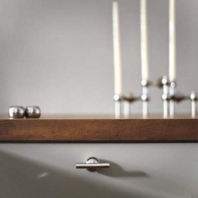 Bouton de meuble T-Bar Marbelo 04 en laiton nickelé brossé