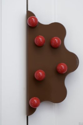 Poignée de meuble Mare 200 en acier avec bord marron et boules rouges