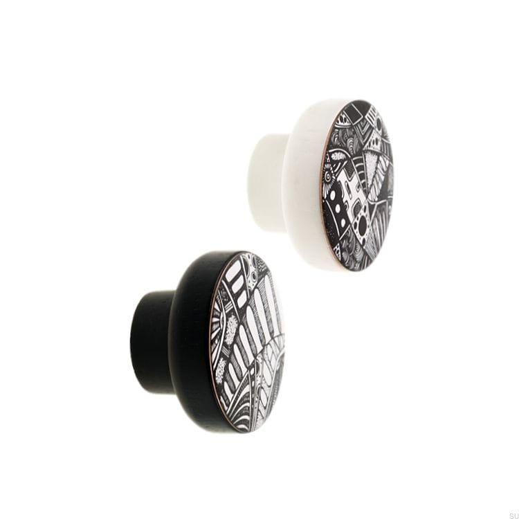 E_26-BI-B--Gałka-meblowa-Faces-Black&White-40-Drewniana-Dębowa-Emaliowana-Biała-(wzór B)-Dot-Manufacture-Skandynawskie-Uchwyty_2