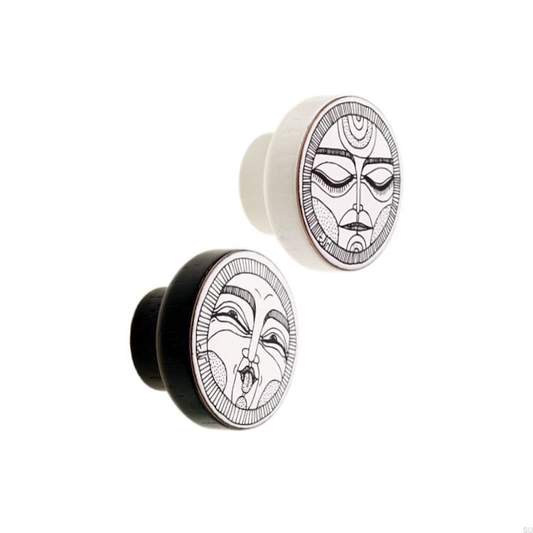 E_27-WH-B--Gałka-meblowa-Faces-Black&White-40-Drewniana-Dębowa-Emaliowana-Biała-(wzór B)-Dot-Manufacture-Skandynawskie-Uchwyty_2